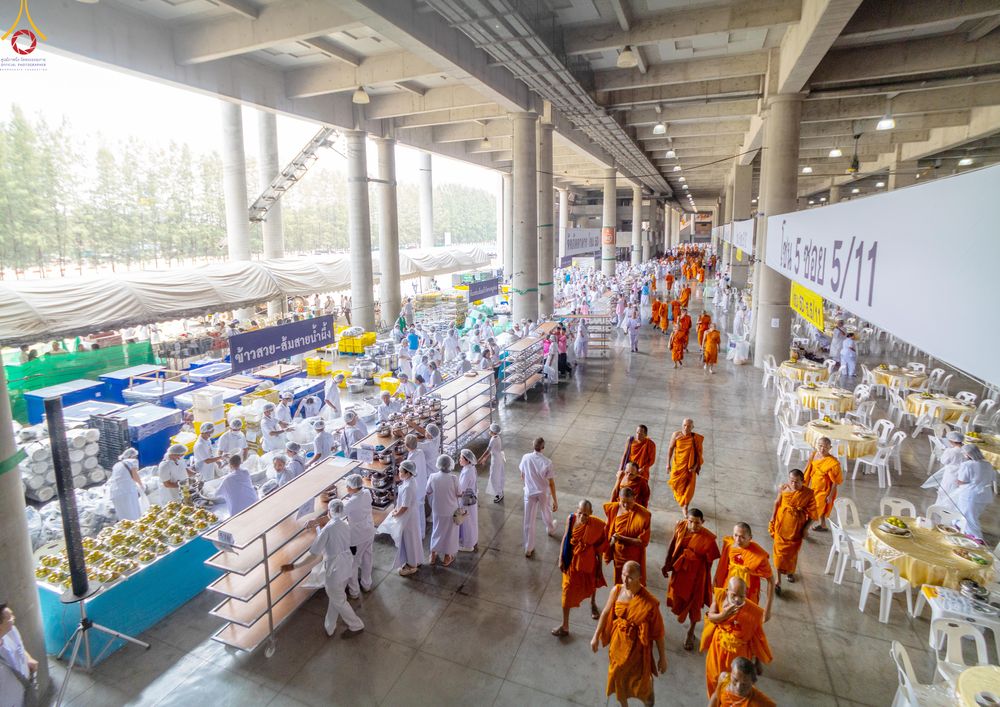 ภาพ No.323747:วันที่ 22 เมษายน พ.ศ.2569(วันคุ้มครองโลก) งานถวายมหาสังฆทาน 40,000 กว่าวัดทั่วประเทศ คณะสงฆ์ฉันภัตตาหารเพล