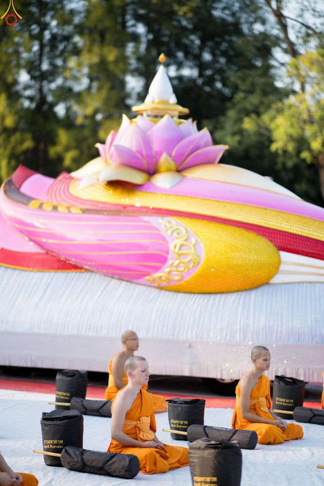 ภาพ No.281605:วันที่ 24 ธันวาคม พ.ศ.2568 พระธรรมยาตรา ปฏิบัติธรรม และถ่ายภาพหมู่ประวัติศาสตร์ ณ ลานหน้ามหาวิหารพระมงคลเทพมุนีฯ วัดพระธรรมกาย