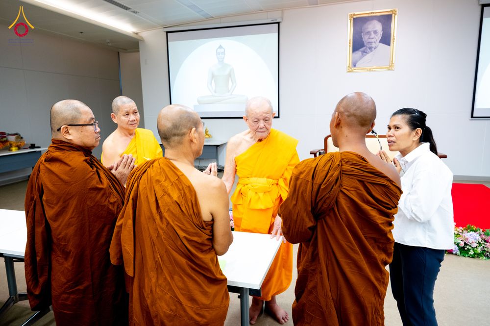 ภาพ No.323378:หลวงพ่อทัตตชีโว รองเจ้าอาวาสวัดพระธรรมกาย ถวายการต้อนรับปฏิสันถารคณะสงฆ์จากประเทศศรีลังกา