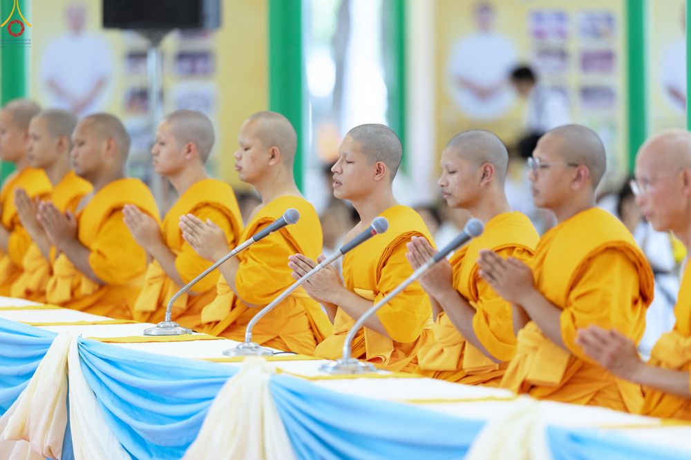 ภาพ No.330824:วันวิสาขบูชา อาทิตย์ที่ 31 พฤษภาคม พ.ศ.2569 พิธีบรรพชาสามเณรอุบาสก 11 ท่าน , พิธีถวายบาตรผ้าไตร และจตุปัจจัยไทยธรรม แด่สามเณร , พิธีอุปสมบทอุทิศชีวิต , พิธีกล่าวคำกัปปิยภัณฑ์  ณ อุโบสถพระไตรปิฎก วัดพระธรรมกาย จังหวัดปทุมธานี
