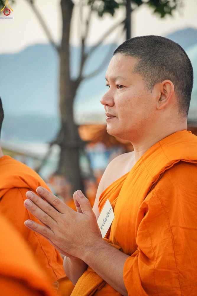 ภาพ No.282578:วันเสาร์ที่ 20 ธันวาคม พ.ศ.2568 พิธีตักบาตรพระ 10,000 รูป (ชุด 2) เนื่องในโอกาส 194 ปี จังหวัดกาญจนบุรี และอุทิศส่วนกุศลให้แด่บรรพชนทั้งหลาย บริเวณถนนสองแคว (Skywalk) เมืองกาญจนบุรี