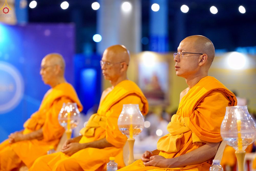 ภาพ No.331048:วันวิสาขบูชา อาทิตย์ที่ 31 พฤษภาคม พ.ศ.2569 พิธีจุดวิสาขประทีป , พิธีเวียนประทักษิณ  รอบพระมหาธรรมกายเจดีย์  และพิธีฉลองชัยสวดมนต์บทธัมมจักกัปปวัตนสูตร  ครบ 8,415,000,000 จบ ณ วัดพระธรรมกาย