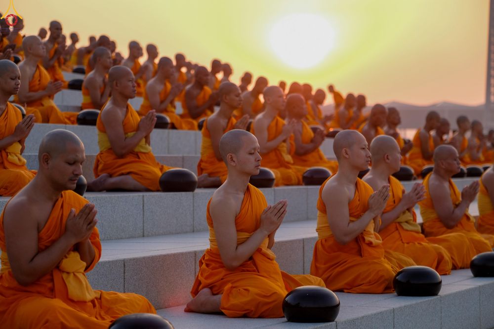 ภาพ No.279727:วันที่ 1 มกราคม พ.ศ.2569 พิธีตักบาตรในวันขึ้นปีใหม่ ณ ลานธรรม วัดพระธรรมกาย