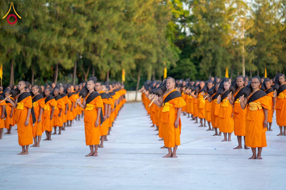 ภาพ No.290661:วันที่ 8 มกราคม พ.ศ. 2569 พระธรรมยาตราปฏิบัติธรรม และถ่ายภาพหมู่ประวัติศาสตร์ ในโครงการธรรมยาตรา กตัญญูบูชามหาปูชนียาจารย์ พระมงคลเทพมุนี(สด จนฺทสโร) พระผู้ปราบมาร อนุสรณ์สถาน 7 แห่ง ปีที่ 14 ณ อนุสรณ์สถานคลองบางนางแท่น อ.สามพราน จ.นครปฐม