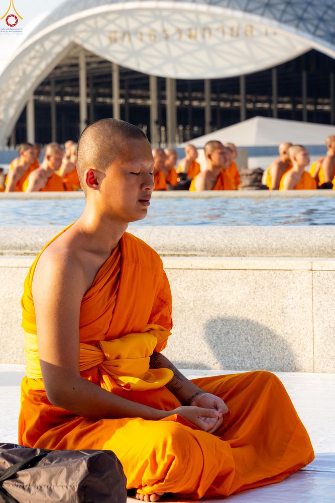 ภาพ No.281603:วันที่ 24 ธันวาคม พ.ศ.2568 พระธรรมยาตรา ปฏิบัติธรรม และถ่ายภาพหมู่ประวัติศาสตร์ ณ ลานหน้ามหาวิหารพระมงคลเทพมุนีฯ วัดพระธรรมกาย