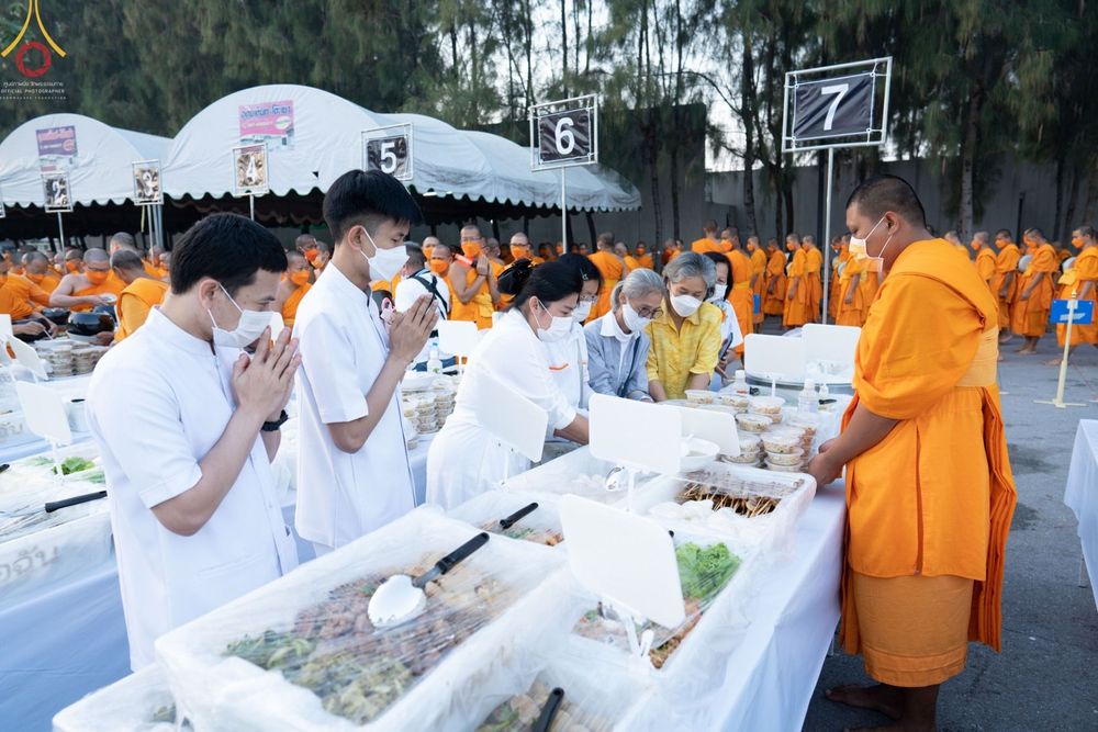 ภาพ No.71483:พิธีถวายภัตตาหารเป็นสังฆทาน แด่คณะพระธรรมยาตราฯ ในโครงการธรรมยาตรากตัญญูบูชา มหาปูชนียาจารย์ พระมงคลเทพมุนี(สด จนฺทสโร) พระผู้ปราบมาร อนุสรณ์สถาน 7 แห่ง ปีที่ 11 วันที่ 16 มกราคม พ.ศ. 2566
