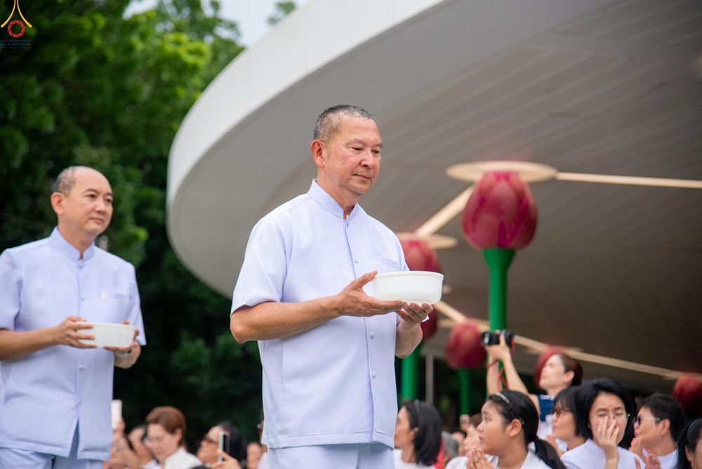 ภาพ No.330548:วันที่ 30 พฤษภาคม พ.ศ.2569 พิธีตัดปอยผมและปลงผม อุบาสกอุปสมบทอุทิศชีวิต 11 ท่าน (ภาพชุดที่ 2) ณ โบสถ์พระไตรปิฎก วัดพระธรรมกาย จังหวัดปทุมธานี