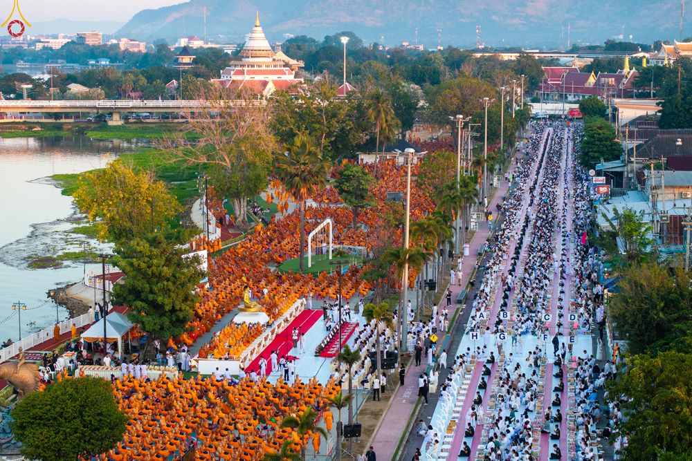 ภาพ No.284194:วันเสาร์ที่ 20 ธันวาคม พ.ศ.2568  พิธีตักบาตรพระ 10,000 รูป เนื่องในโอกาส 194 ปี จังหวัดกาญจนบุรี และอุทิศส่วนกุศลให้แด่บรรพชนทั้งหลาย บริเวณถนนสองแคว (Skywalk) เมืองกาญจนบุรี