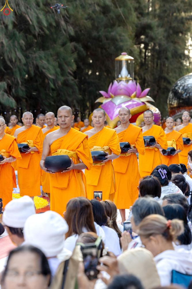 ภาพ No.289363:วันที่ 7 มกราคม พ.ศ. 2569 พิธีตักบาตรพระธรรมยาตรา ณ อนุสรณ์สถานลำดับที่ 1 สถานที่เกิดด้วยรูปกายเนื้อ อนุสรณ์สถานมหาวิหารพระมงคลเทพมุนี (โลตัสแลนด์) อ.สองพี่น้อง จ.สุพรรณบุรี ในโครงการธรรมยาตรา กตัญญูบูชา มหาปูชนียาจารย์ พระมงคลเทพมุนี(สด จนฺทสโร) พระผู้ป