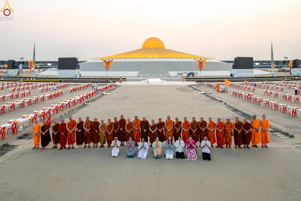 ภาพ No.323133:วันที่ 19 เมษายน พ.ศ.2569 การเรียงกล่องไทยธรรม , เตรียมงานจราจร เพื่องานถวายมหาสังฆทาน 40,000 กว่าวัดทั่วประเทศ วันคุ้มครองโลก 22 เมษายน พ.ศ.2569 วัดพระธรรมกาย