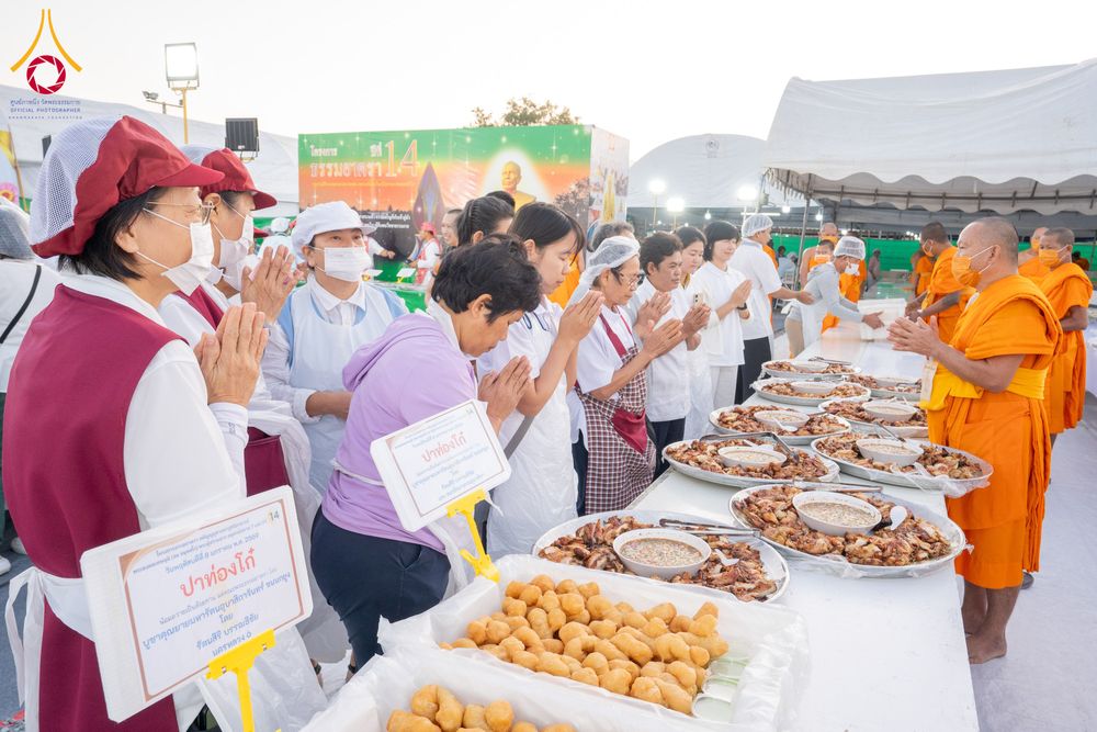 ภาพ No.289964:วันที่ 8 มกราคม พ.ศ. 2569 พิธีถวายภัตตาหารเป็นสังฆทาน แด่พระธรรมยาตรา ณ อนุสรณ์สถานคลองบางนางแท่น อ.สามพราน จ.นครปฐม ในโครงการธรรมยาตรา กตัญญูบูชา มหาปูชนียาจารย์ พระมงคลเทพมุนี(สด จนฺทสโร) พระผู้ปราบมาร อนุสรณ์สถาน 7 แห่ง ปีที่ 14