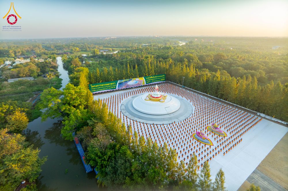 ภาพ No.290670:วันที่ 8 มกราคม พ.ศ. 2569 พระธรรมยาตราปฏิบัติธรรม และถ่ายภาพหมู่ประวัติศาสตร์ ในโครงการธรรมยาตรา กตัญญูบูชามหาปูชนียาจารย์ พระมงคลเทพมุนี(สด จนฺทสโร) พระผู้ปราบมาร อนุสรณ์สถาน 7 แห่ง ปีที่ 14 ณ อนุสรณ์สถานคลองบางนางแท่น อ.สามพราน จ.นครปฐม