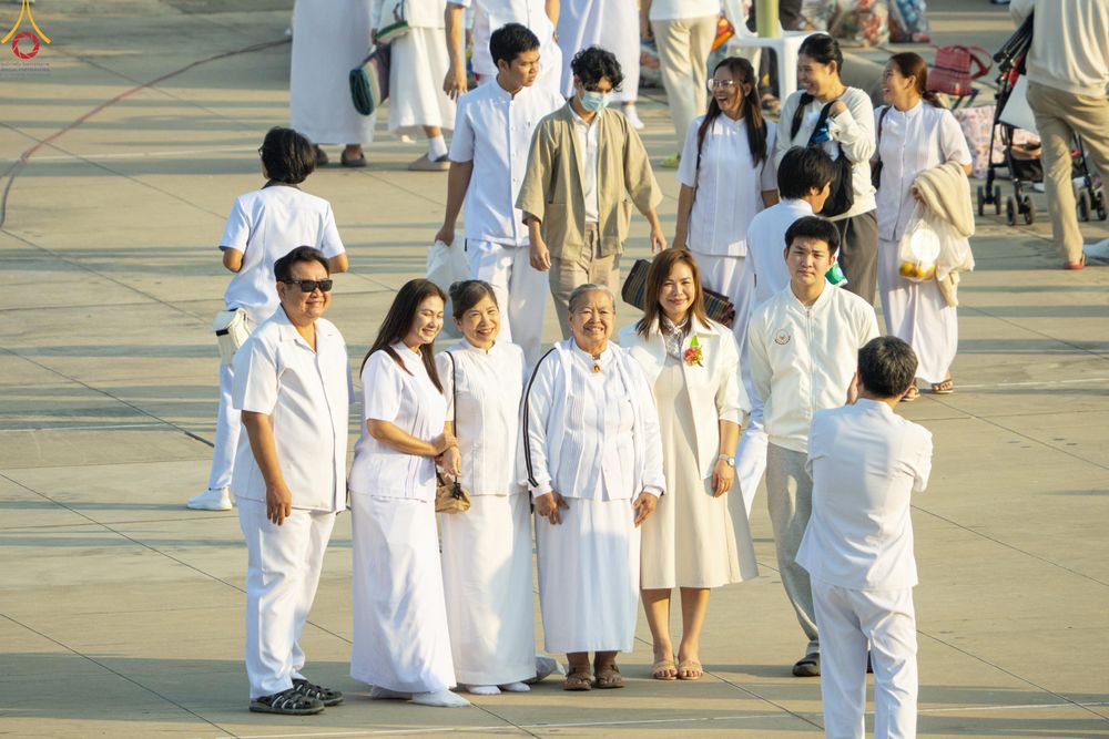 ภาพ No.279954:วันที่ 1 มกราคม พ.ศ.2569 พิธีตักบาตรในวันขึ้นปีใหม่ ณ ลานธรรม วัดพระธรรมกาย