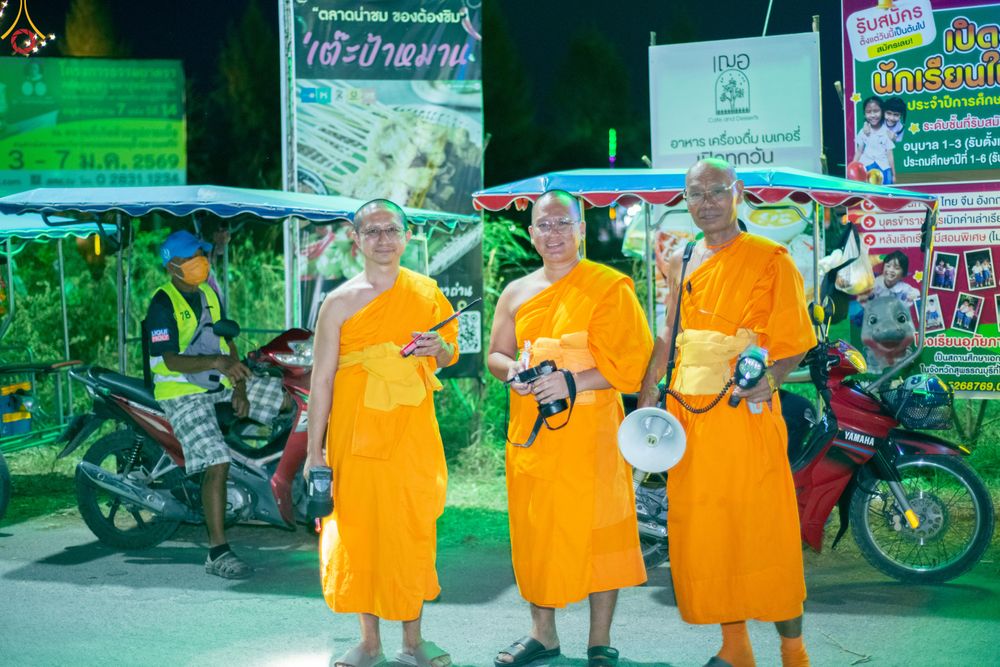 ภาพ No.301573:ภาพเบื้องหลังอาสาสมัครรวมใจ ชุดที่ 4 ในโครงการธรรมยาตรา กตัญญูบูชา มหาปูชนียาจารย์ พระมงคลเทพมุนี(สด จนฺทสโร) พระผู้ปราบมาร อนุสรณ์สถาน 7 แห่ง ปีที่ 14