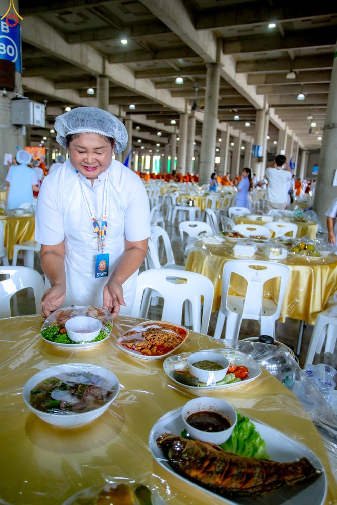 ภาพ No.325883:วันที่ 22 เมษายน พ.ศ.2569(วันคุ้มครองโลก) งานถวายมหาสังฆทาน 40,000 กว่าวัดทั่วประเทศ เจ้าหน้าที่ สาธุชน ร่วมใจจัดเตรียมภัตตาหารเพล (ชุด 2)