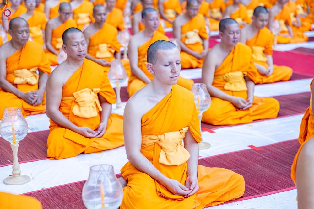 ภาพ No.290014:วันที่ 6 มกราคม พ.ศ. 2569 พิธีจุดประทีปถวายเป็นพุทธบูชา และบูชาธรรมมหาปูชนียาจารย์ (ภาพชุดที่ 2) ณ อนุสรณ์สถานมหาวิหารพระมงคลเทพมุนี (โลตัสแลนด์) อ.สองพี่น้อง จ.สุพรรณบุรี ในโครงการธรรมยาตรา กตัญญูบูชา มหาปูชนียาจารย์ พระมงคลเทพมุนี(สด จนฺทสโร) พระผู้ปรา