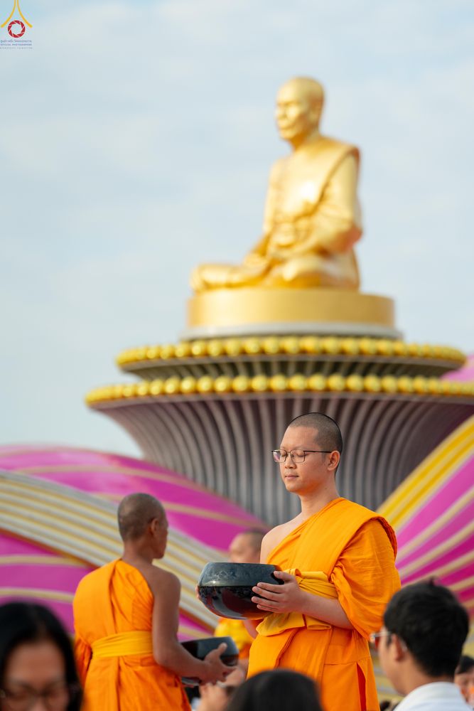 ภาพ No.302642:วันที่ 24 มกราคม พ.ศ. 2569 พิธีตักบาตรพระธรรมยาตรา(ภาพชุดที่ 2) ณ อนุสรณ์สถานลำดับที่ 5 สถานที่เผยแผ่วิชชาธรรมกายครั้งแรก อนุสรณ์สถานบางปลา วัดบางปลา อำเภอบางเลน จังหวัดนครปฐม ในโครงการธรรมยาตรา กตัญญูบูชา มหาปูชนียาจารย์ พระมงคลเทพมุนี(สด จนฺทสโร) พระผู