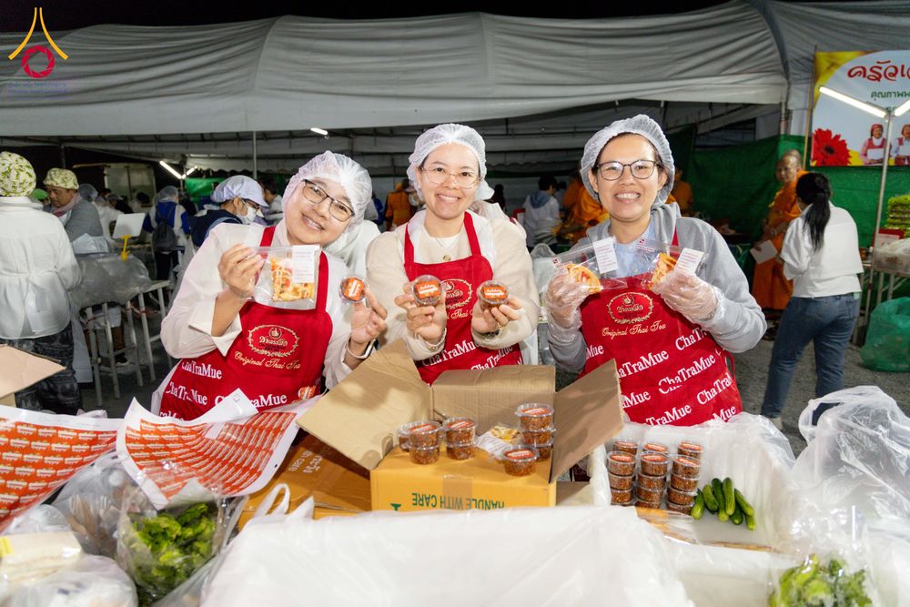 ภาพ No.290715:วันที่ 9 มกราคม พ.ศ. 2569 พิธีถวายภัตตาหารเป็นสังฆทาน แด่พระธรรมยาตรา ณ อนุสรณ์สถานคลองบางนางแท่น อ.สามพราน จ.นครปฐม ในโครงการธรรมยาตรา กตัญญูบูชา มหาปูชนียาจารย์ พระมงคลเทพมุนี(สด จนฺทสโร) พระผู้ปราบมาร อนุสรณ์สถาน 7 แห่ง ปีที่ 14