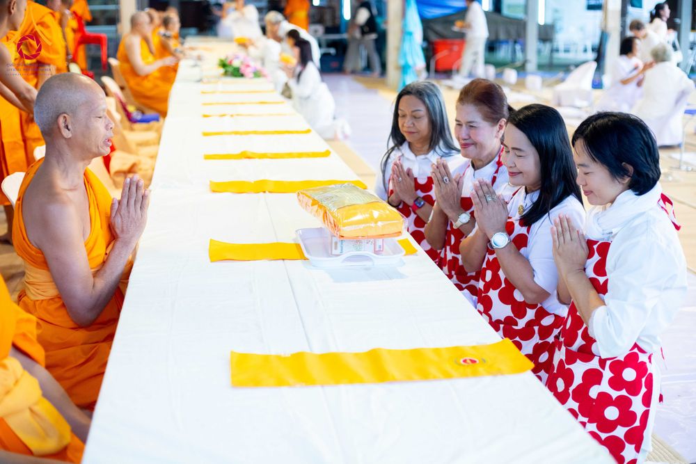 ภาพ No.288872:วันที่ 6 มกราคม พ.ศ. 2569 พิธีถวายภัตตาหารเป็นสังฆทาน แด่พระธรรมยาตรา ในโครงการธรรมยาตรา กตัญญูบูชา มหาปูชนียาจารย์ พระมงคลเทพมุนี(สด จนฺทสโร) พระผู้ปราบมาร อนุสรณ์สถาน 7 แห่ง ปีที่ 14 ณ อนุสรณ์สถานมหาวิหารพระมงคลเทพมุนี (โลตัสแลนด์) อ.สองพี่น้อง จ.สุพรร