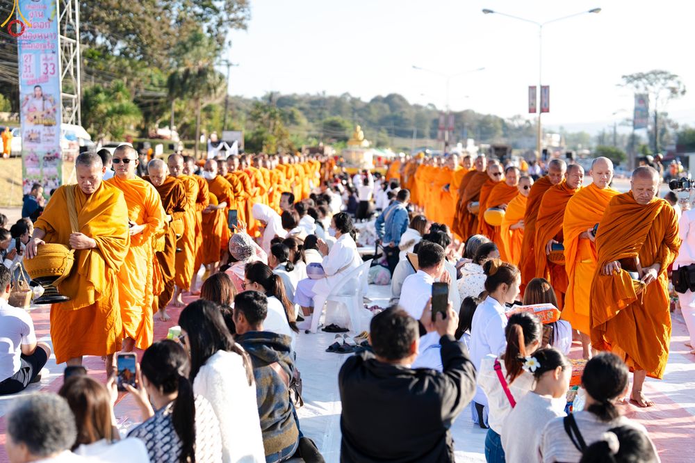 ภาพ No.281408:วันเสาร์ที่ 27 ธันวาคม พ.ศ.2568 พิธีตักบาตรพระ ๑,๐๐๐ รูป   เพื่อความเป็นสิริมงคลแก่ชีวิตและแผ่นดินไทย  มหากุศลครั้งยิ่งใหญ่แห่งปี ส่งท้ายปีเก่า ต้อนรับปีใหม่  ณ ถนนหน้าที่ว่าการอำเภอภูเรือ จังหวัดเลย