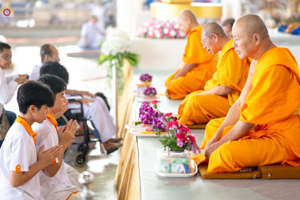 ภาพ No.318268:วันอาทิตย์ต้นเดือนที่ 5 เมษายน พ.ศ.2569 พิธีตักบาตร ณ บ้านแก้วเรือนทองคุณยายอาจารย์ฯ วัดพระธรรมกาย