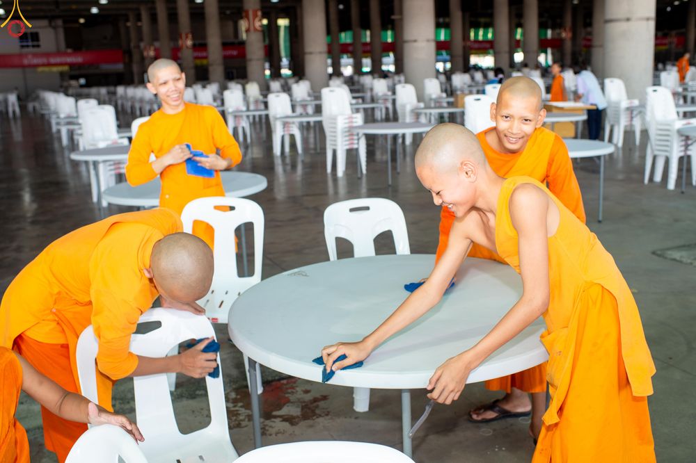 ภาพ No.322286:วันที่ 15 เมษายน พ.ศ.2569 การเตรียมงาน เช็ดโต๊ะ เก้าอี้ ปูผ้าโต๊ะฉัน เพื่องานถวายมหาสังฆทาน 40,000 กว่าวัดทั่วประเทศ วันคุ้มครองโลก 22 เมษายน พ.ศ.2569 วัดพระธรรมกาย