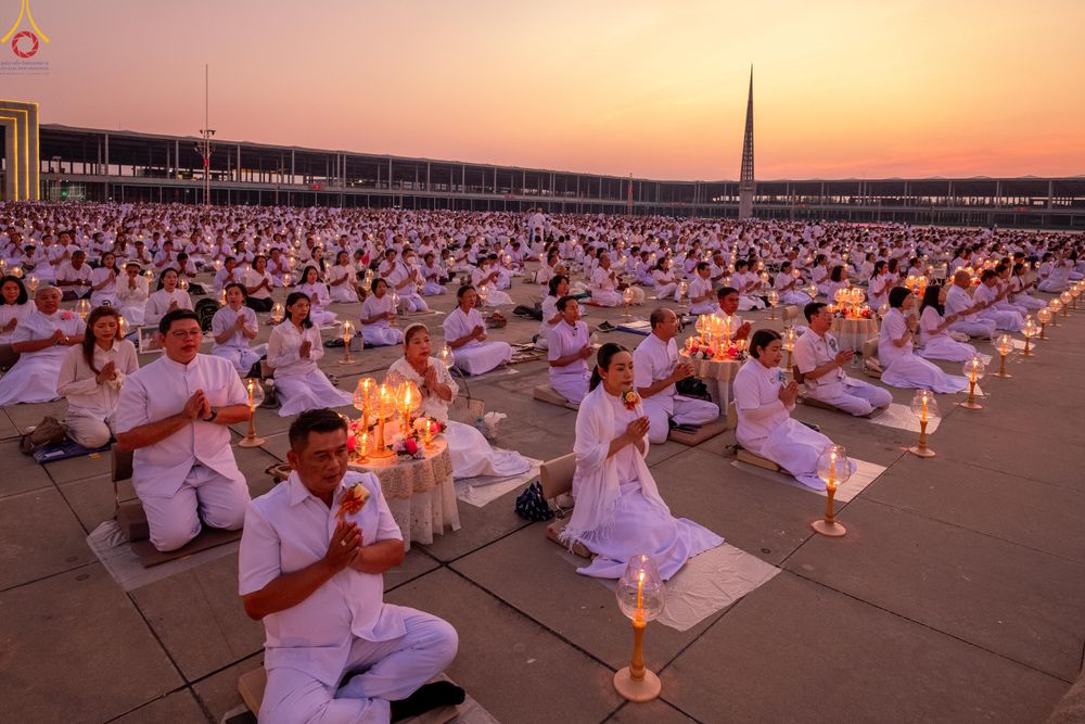 ภาพ No.307966:วันที่ 31 มกราคม พ.ศ. 2569 พิธีจุดประทีปธรรมถวายเป็นพุทธบูชา  และบูชาธรรมมหาปูชนียาจารย์ (ภาพชุดที่ 3) ณ วัดพระธรรมกาย ปทุมธานี ในโครงการธรรมยาตรา กตัญญูบูชา มหาปูชนียาจารย์ พระมงคลเทพมุนี(สด จนฺทสโร) พระผู้ปราบมาร อนุสรณ์สถาน 7 แห่ง ปีที่ 14