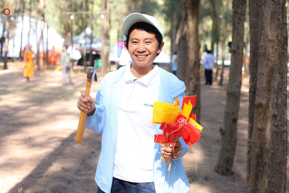 ภาพ No.300504:ภาพเบื้องหลังอาสาสมัครรวมใจ ชุดที่ 3 ในโครงการธรรมยาตรา กตัญญูบูชา มหาปูชนียาจารย์ พระมงคลเทพมุนี(สด จนฺทสโร) พระผู้ปราบมาร อนุสรณ์สถาน 7 แห่ง ปีที่ 14