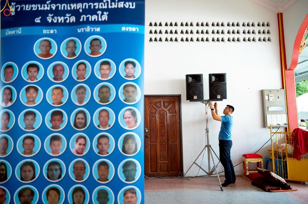 ภาพ No.234337:วันพฤหัสบดีที่ 24 กรกฎาคม พ.ศ. 2568 พิธีถวายสังฆทานแก่คณะสงฆ์ 323 วัด , พิธีมอบกองทุนหนุนแรงใจช่วยครูใต้ , พิธีทำบุญส่วนกุศลแด่ผู้วายชนม์ ในเหตุการณ์ความไม่สงบ 4 จังหวัด ชายแดนภาคใต้ (ปัตตานี , ยะลา , นราธิวาส , สงขลา) ปีที่ 21 ครั้งที่ 179 ณ วัดเวฬุวัน 