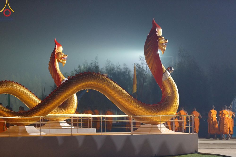ภาพ No.200983:พิธีตักบาตรพระธรรมยาตรา ณ อนุสรณ์สถานลำดับที่ 5 สถานที่เผยแผ่วิชชาธรรมกายครั้งแรก อนุสรณ์สถานบางปลา วัดบางปลา อำเภอบางเลน จังหวัดนครปฐม ในโครงการธรรมยาตรา กตัญญูบูชา มหาปูชนียาจารย์ พระมงคลเทพมุนี(สด จนฺทสโร) พระผู้ปราบมาร อนุสรณ์สถาน 7 แห่ง ปีที่ 13