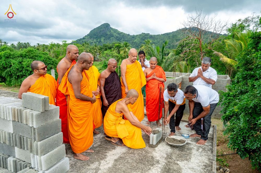 ภาพ No.262955:วันที่ 22 ตุลาคม พ.ศ. 2568 พิธีทอดกฐินสมทบ วัดกัลยาณมิตรต่างประเทศ  บูชาธรรม 81 ปี หลวงพ่อธัมมชโย ณ วัดโกฮอน ราชมหาวิหารายา และวัดศรีสุธรรมมารามายา   เมืองมาตะเล ประเทศศรีลังกา 