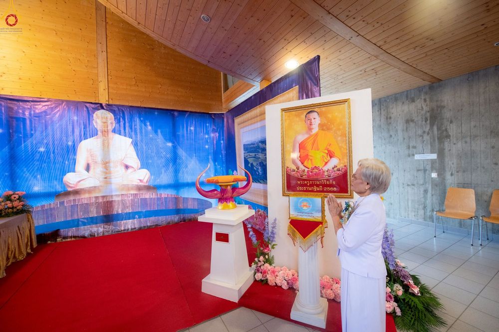 ภาพ No.255997:วันที่ 12 ตุลาคม พ.ศ. 2568 พิธีทอดกฐินวัดพระธรรมกายสวิตเซอร์แลนด์  ณ หอประชุมโรงเรียน Obergoldbach เมือง Bern ประเทศสวิตเซอร์แลนด์