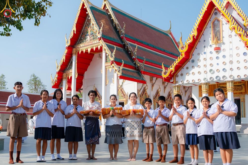 ภาพ No.189529:พิธีทอดผ้าป่าทำนุบำรุงศาสนสถาน ในโครงการธรรมยาตรา กตัญญูบูชา มหาปูชนียาจารย์ พระมงคลเทพมุนี(สด จนฺทสโร) พระผู้ปราบมาร อนุสรณ์สถาน 7 แห่ง ปีที่ 13 ณ วัดสองพี่น้อง ต.ต้นตาล อ.สองพี่น้อง จ.สุพรรณบุรี วันที่ 5 มกราคม พ.ศ. 2568