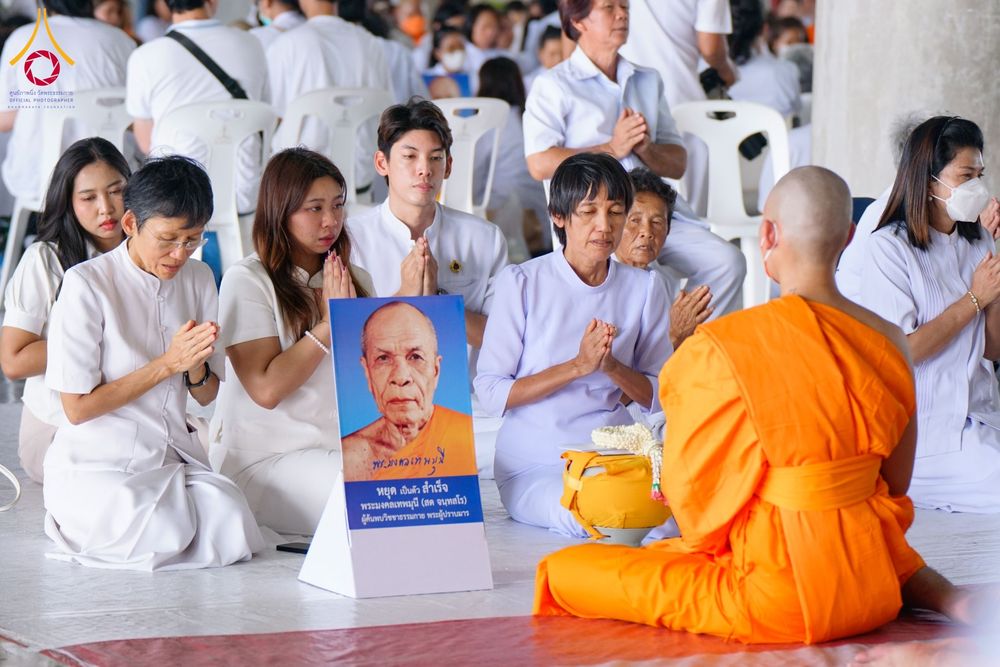 ภาพ No.62515:พิธีถวายบาตรเเละไทยธรรม ในโครงการอุปสมบทหมู่ บูชาธรรมหลวงพ่อธัมมชโย พ.ศ.2567 ณ ลานธรรม พระมหาธรรมกายเจดีย์ วันที่ 13 เมษายน พ.ศ.2567