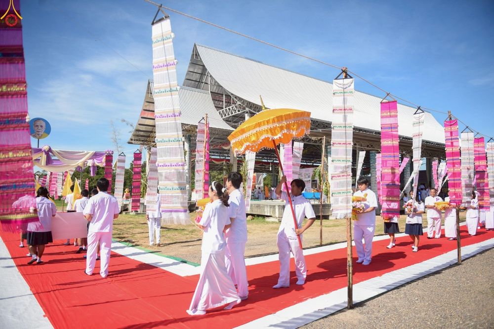 ภาพ No.262370:วันที่ 19 ตุลาคม พ.ศ. 2568 พิธีทอดกฐินสถาปนา แผ่นบันมงคลมหาเศรษฐี อาคาร 80 ปี หลวงพ่อธัมมชโย ในโครงการกฐินสามัคคีทั่วไทย 30,000 วัด บูชาธรรม 81 ปี หลวงพ่อธัมมชโย โดยคณะศิษยานุศิษย์วัดพระธรรมกาย ณ ศูนย์ปฏิบัติธรรมวิหารแดง ต.เจริญธรรม อ.วิหารแดง จ.สระบุรี