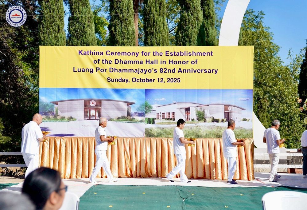ภาพ No.252193:วันที่ 4-5 ตุลาคม พ.ศ. 2568  วัดพระธรรมกายแคลิฟอร์เนีย ประเทศสหรัฐอเมริกา ได้จัดพิธีตัดปอยผม โดยคณะสงฆ์ ญาติ ๆ และสาธุชน ให้กับนาคธรรมทายาท 8 ท่าน และได้จัดพิธีบรรพชา-อุปสมบท ฉลองพิธีทอดกฐินบรมจักรพรรดิ สร้างอุโบสถ 82 ปี บูชาธรรมหลวงพ่อธัมมชโย