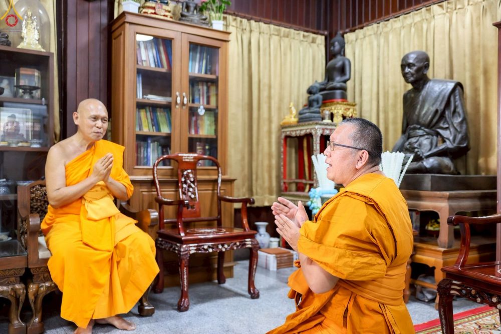 ภาพ No.264822:วันศุกร์ที่ 24 ตุลาคม พ.ศ. 2568 ถวายปัจจัยสมทบกฐิน ในโครงการกฐินสามัคคีทั่วไทย 30,000 วัด พุทธศักราช 2568 โดย คณะศิษยานุศิษย์ บูชาธรรม 80 ปี หลวงพ่อธัมมชโย ณ วัดหนังราชวรวิหาร กรุงเทพฯ