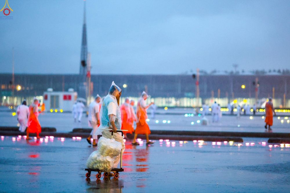 ภาพ No.244165:วันที่ 7 กันยายน พ.ศ. 2568 พิธีจุดประทีป วันครูผู้ค้นพบวิชชาธรรมกาย ณ ลานธรรมฯ และวิหารคด วัดพระธรรมกาย