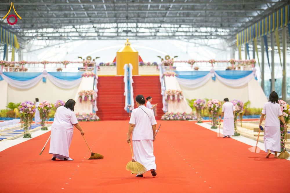 ภาพ No.256726:วันที่ 5 ตุลาคม พ.ศ. 2568 พิธีตักบาตร ข้าวสารอาหารแห้ง ณ บ้านแก้วเรือนทองคุณยายฯ สภาธรรมกายสากล วัดพระธรรมกาย