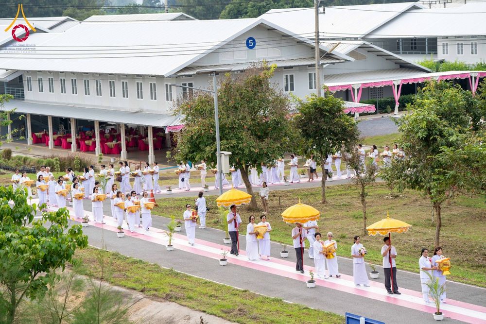 ภาพ No.174239:พิธีทอดกฐินกตัญญูบูชาธรรม ณ พระมหาเจดียทัตตชีโว ศูนย์อบรมเยาวชนกาญจนบุรี ในโครงการกฐินสามัคคีทั่วไทย 30,000 วัด บูชาธรรม 80 ปี หลวงพ่อธัมมชโย โดยคณะศิษยานุศิษย์วัดพระธรรมกาย วันที่ 9 พฤศจิกายน พ.ศ. 2567