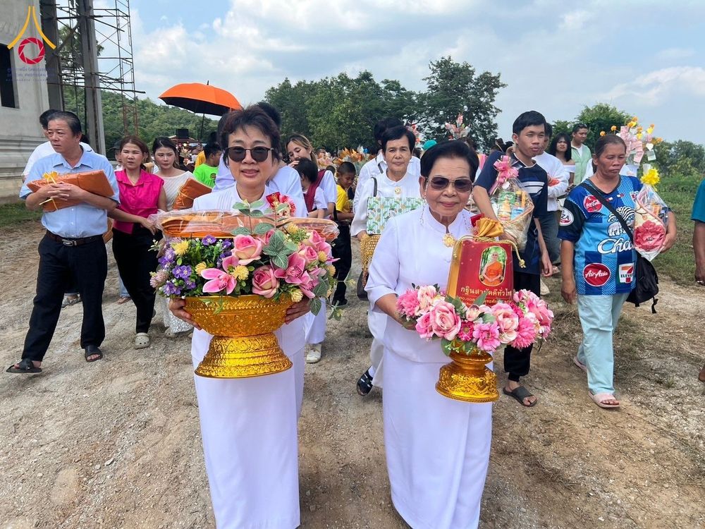 ภาพ No.182637:พิธีทอดกฐิน ณ วัดทับกระดาษ จ.สุพรรณบุรี ในโครงการทอดกฐินสามัคคีทั่วไทย 30,000 วัด บูชาธรรม 80 ปี หลวงพ่อธัมมชโย โดยคณะศิษยานุศิษย์วัดพระธรรมกาย วันที่ 10 พฤศจิกายน พ.ศ. 2567