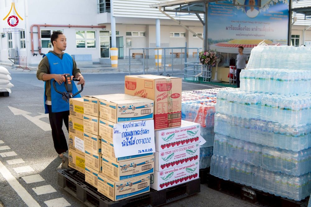 ภาพ No.273632:วันที่ 27 พฤศจิกายน พ.ศ. 2568 คณะศิษยานุศิษย์วัดพระธรรมกาย มูลนิธิธรรมกาย มอบอาหารและสิ่งของความช่วยเหลือให้พี่น้องชาวใต้ ผู้ประสบอุทกภัยน้ำท่วม