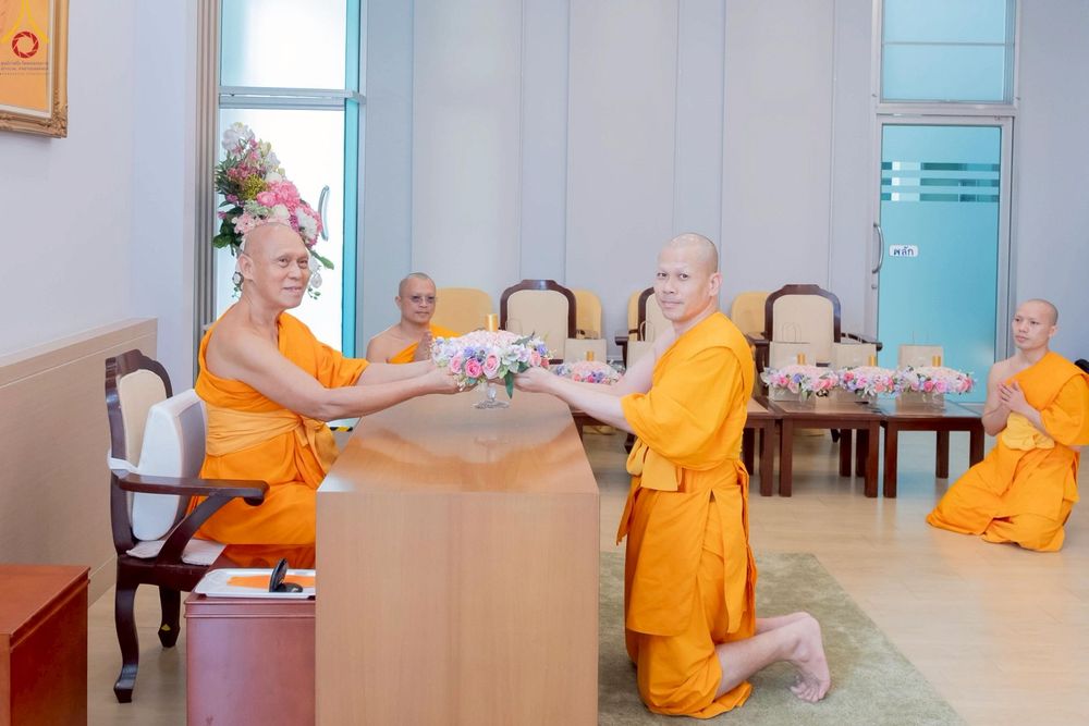 ภาพ No.246324:วันที่ 8 กันยายน พ.ศ. 2568 พระครูปลัดรัตนวีรวัฒน์ (รังสฤษดิ์ อิทฺธิจินฺตโก) เจ้าอาวาสวัดพระธรรมกาย เป็นประธานมอบพระบรมสารีริกธาตุ แก่ศูนย์ส่งเสริมศีลธรรมภายในประเทศ และวัดสาขาต่างประเทศ จำนวน 8 แห่ง