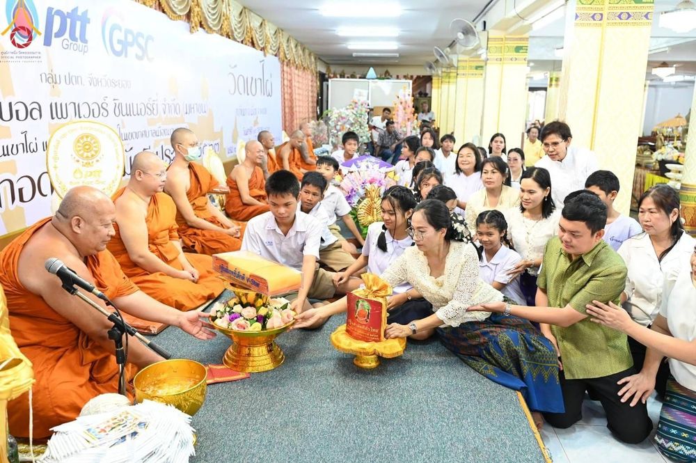 ภาพ No.182081:พิธีทอดกฐิน ณ วัดเขาไผ่ จ.ระยอง ในโครงการทอดกฐินสามัคคีทั่วไทย 30,000 วัด บูชาธรรม 80 ปี หลวงพ่อธัมมชโย โดยคณะศิษยานุศิษย์วัดพระธรรมกาย วันที่ 18 ตุลาคม พ.ศ. 2567 กฐินสัมฤทธิ์เด็กดี V-Star โรงเรียนชุมชนวัดทับมา จ.ระยอง