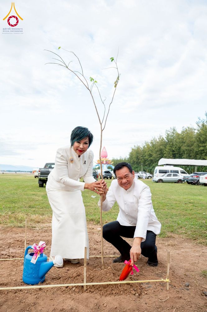 ภาพ No.266060:วันพุธที่ 5 พฤศจิกายน พ.ศ. 2568 (วันพระ ขึ้น 15 ค่ำ เดือน 12) พิธีจุดประทีปโคมลาน, โคมลอย และลอยกระทง ถวายประทีปเป็นพุทธบูชา สร้างความสว่างไสวให้กับแผ่นดินด้วยแสงธรรม ณ พุทธอุทยานนานาชาติ จังหวัดหนองคาย