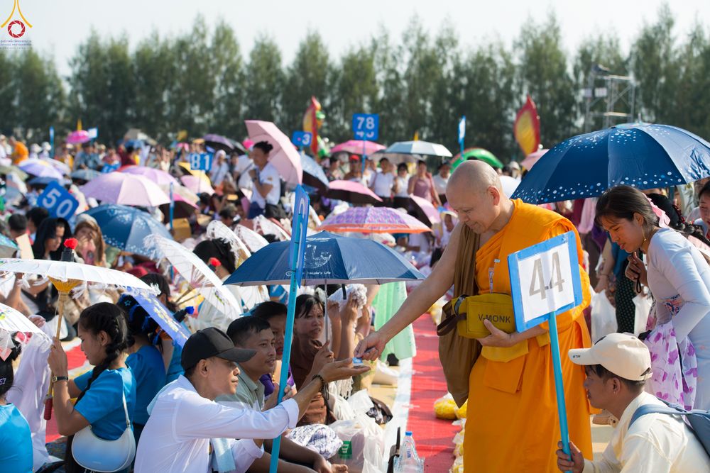 ภาพ No.301522:ภาพเบื้องหลังอาสาสมัครรวมใจ ชุดที่ 4 ในโครงการธรรมยาตรา กตัญญูบูชา มหาปูชนียาจารย์ พระมงคลเทพมุนี(สด จนฺทสโร) พระผู้ปราบมาร อนุสรณ์สถาน 7 แห่ง ปีที่ 14