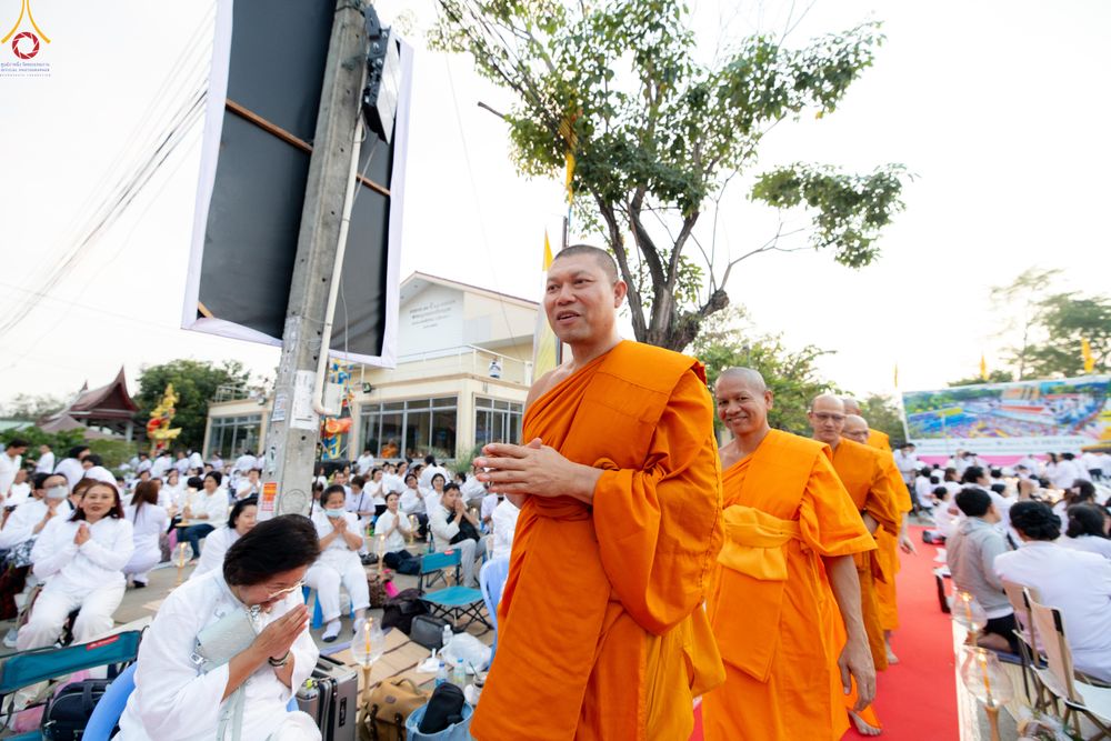 ภาพ No.297085:วันที่ 17 มกราคม พ.ศ. 2569 พิธีจุดประทีปถวายเป็นพุทธบูชา และบูชาธรรมมหาปูชนียาจารย์ (ภาพชุดที่ 2) ณ วัดโบสถ์บน ต.บางคูเวียง จ.นนทบุรี อนุสรณ์สถานลำดับที่ 4 สถานที่เกิดด้วยกายธรรม ในโครงการธรรมยาตรา กตัญญูบูชา มหาปูชนียาจารย์ พระมงคลเทพมุนี(สด จนฺทสโร) พร