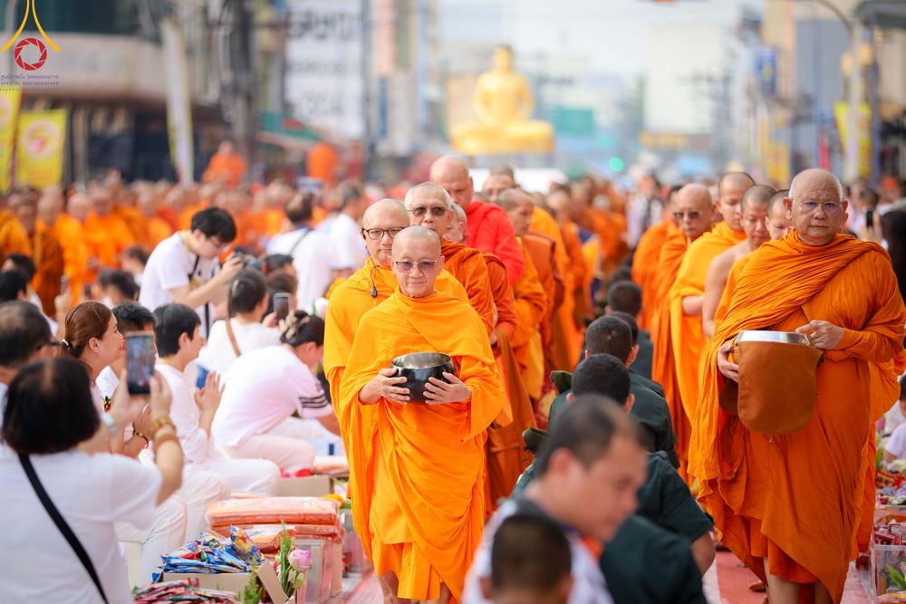 ภาพ No.343191:วันอาทิตย์ที่ 16 สิงหาคม พ.ศ.2569 พิธีตักบาตรพระ 10,000 รูป นานาชาติ ปีที่ 23 คณะสงฆ์ 4 ประเทศ 14 จังหวัดภาคใต้ น้อมถวายเป็นพุทธบูชา ทำบุญเพื่อแม่- พ่อ ณ ถนนนิพัทธ์อุทิศ 3 อ.หาดใหญ่ จ.สงขลา