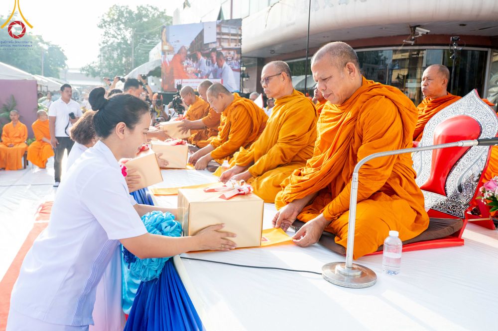 ภาพ No.343169:วันอาทิตย์ที่ 16 สิงหาคม พ.ศ.2569 พิธีตักบาตรพระ 10,000 รูป นานาชาติ ปีที่ 23 คณะสงฆ์ 4 ประเทศ 14 จังหวัดภาคใต้ น้อมถวายเป็นพุทธบูชา ทำบุญเพื่อแม่- พ่อ ณ ถนนนิพัทธ์อุทิศ 3 อ.หาดใหญ่ จ.สงขลา