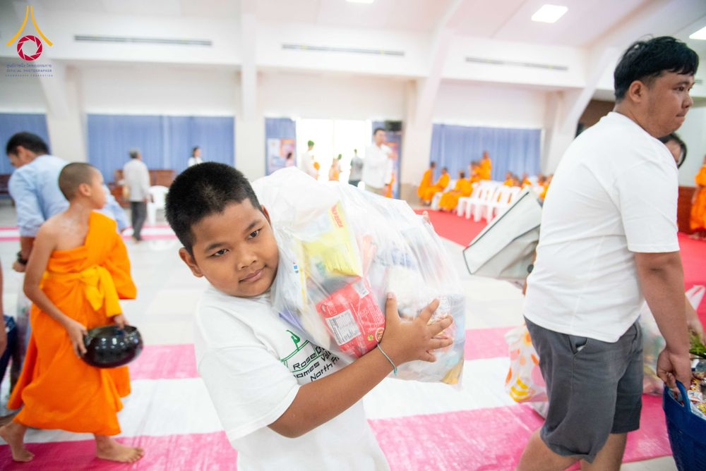 ภาพ No.321905:วันที่ 12 เมษายน พ.ศ.2569 ตักบาตรสงกรานต์ฉลองสามเณรใหม่  ณ ศูนย์ปฏิบัติธรรมระยอง(บ้านช่องลม)